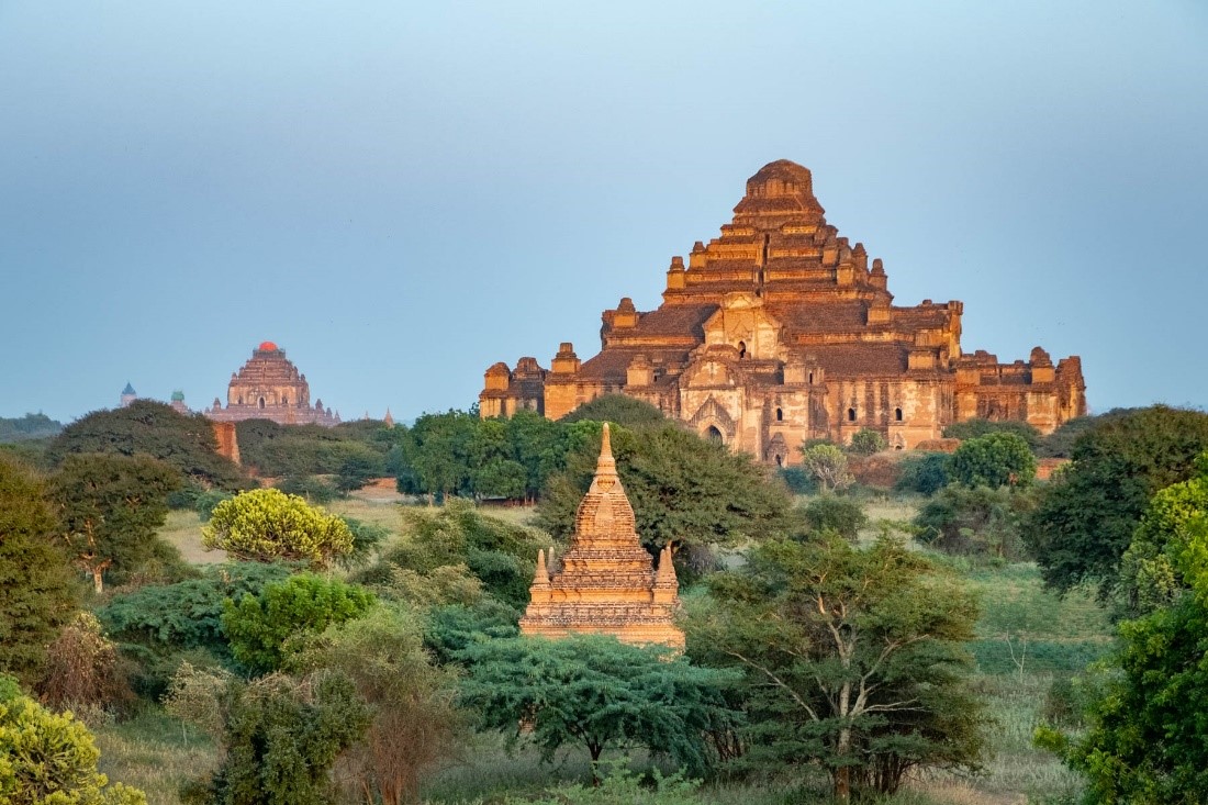 ミャンマーの巨大寺院