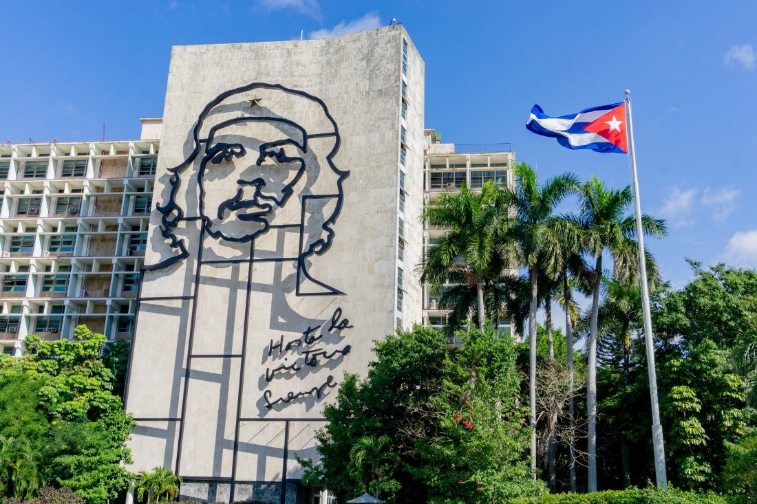 キューバ。革命広場のビルに描かれた有名なゲバラの肖像画