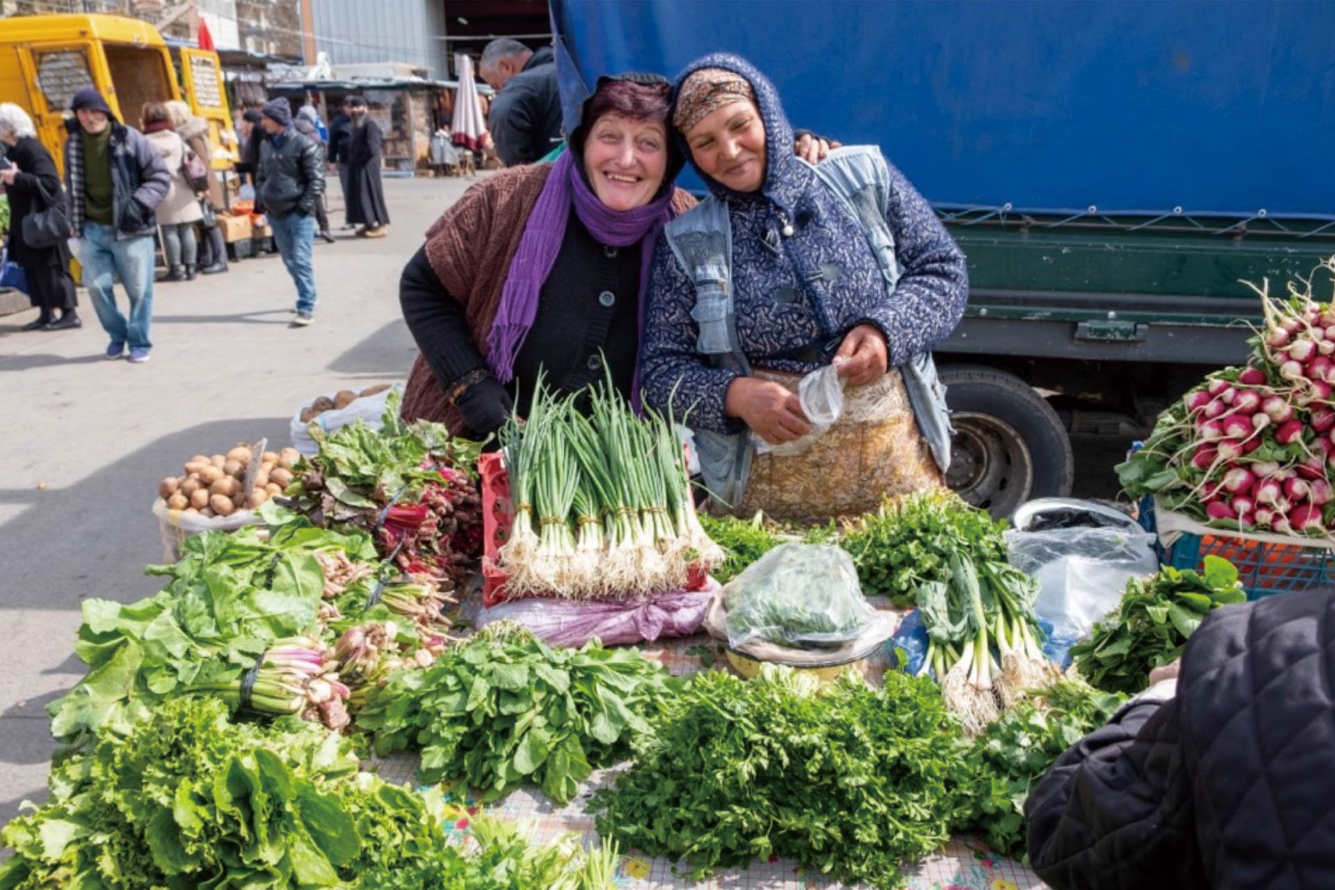 ジョージアのトゥビリシにある市場でほほ笑む2人の女性